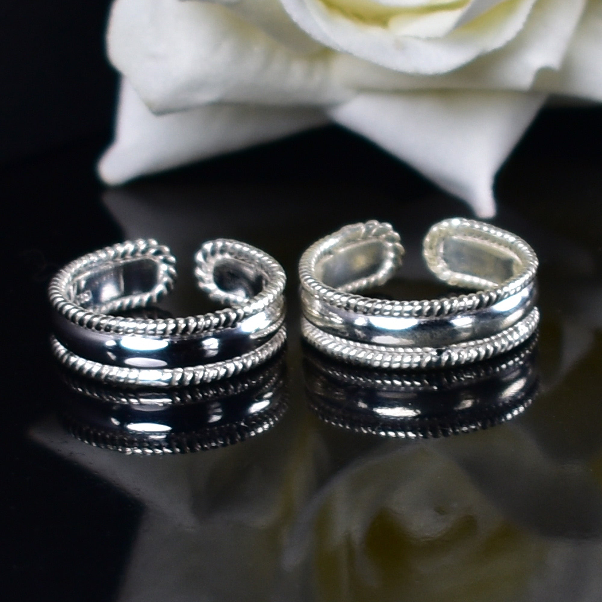 Rope like edge band adjustable toe ring in classic style crafted in 925 sterling silver